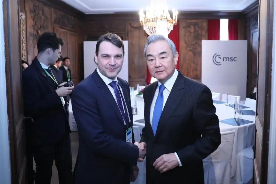 慕尼黑安全会议现场，王毅外长与捷克副总理兼外长马青卡的这场“应约会见”，信息量可