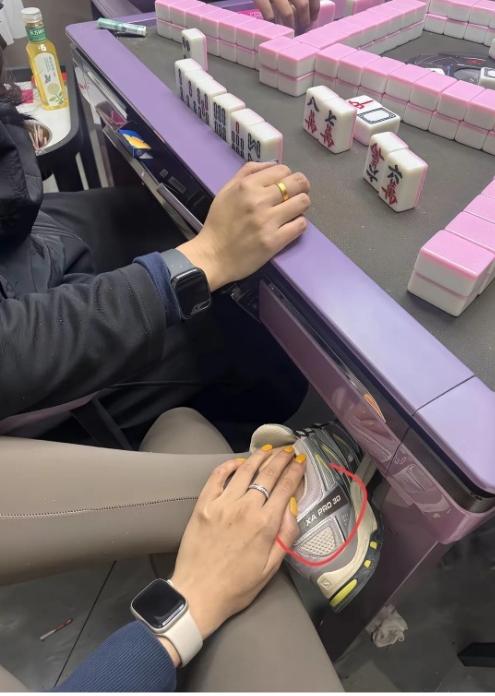 谁懂啊！打麻将全程眼睛都没离开麻友的脚，这双鞋也太戳我审美了！灰黄配色低调又亮眼