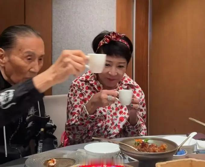 89岁谢贤状态老爷子看起来精神挺好的！​​​