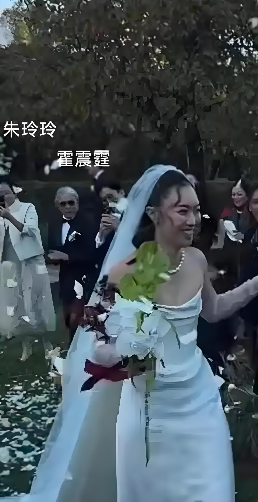 玉龙雪山为盟，草甸清风为证，霍启仁这场雪山婚礼太会了！泰国华裔学霸新娘撞脸婆婆朱