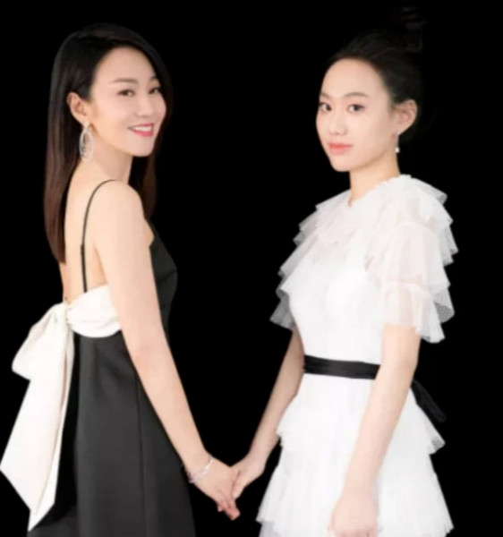 2018年，闫妮被王启明逼婚，她一气之下提出了分手，王启明大半夜去敲门求复合，闫