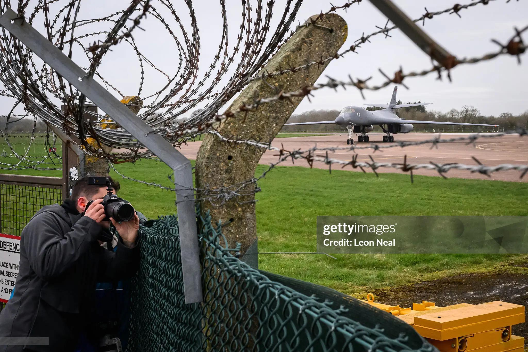 相机对准机场，航空爱好者们在英国费尔福德皇家空军基地（RAFFairford）