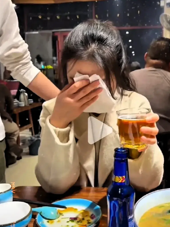 近期浙江发生一起令人嘴嘘的事情。一男子和女友谈了8年恋爱,近几日两人要结婚了，