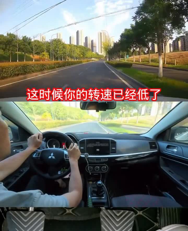 接下来再说一下降档。比方现在前方有路口，松油了，车速下降了，踩着刹车了，要降档。