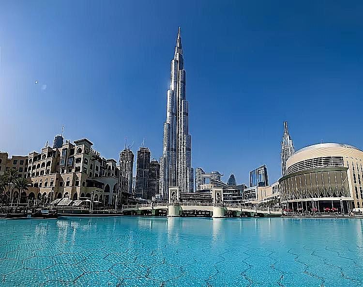 中东地区局势突变导致迪拜国际机场一度关闭，近两万名国际旅客滞留。阿联酋政府随即宣