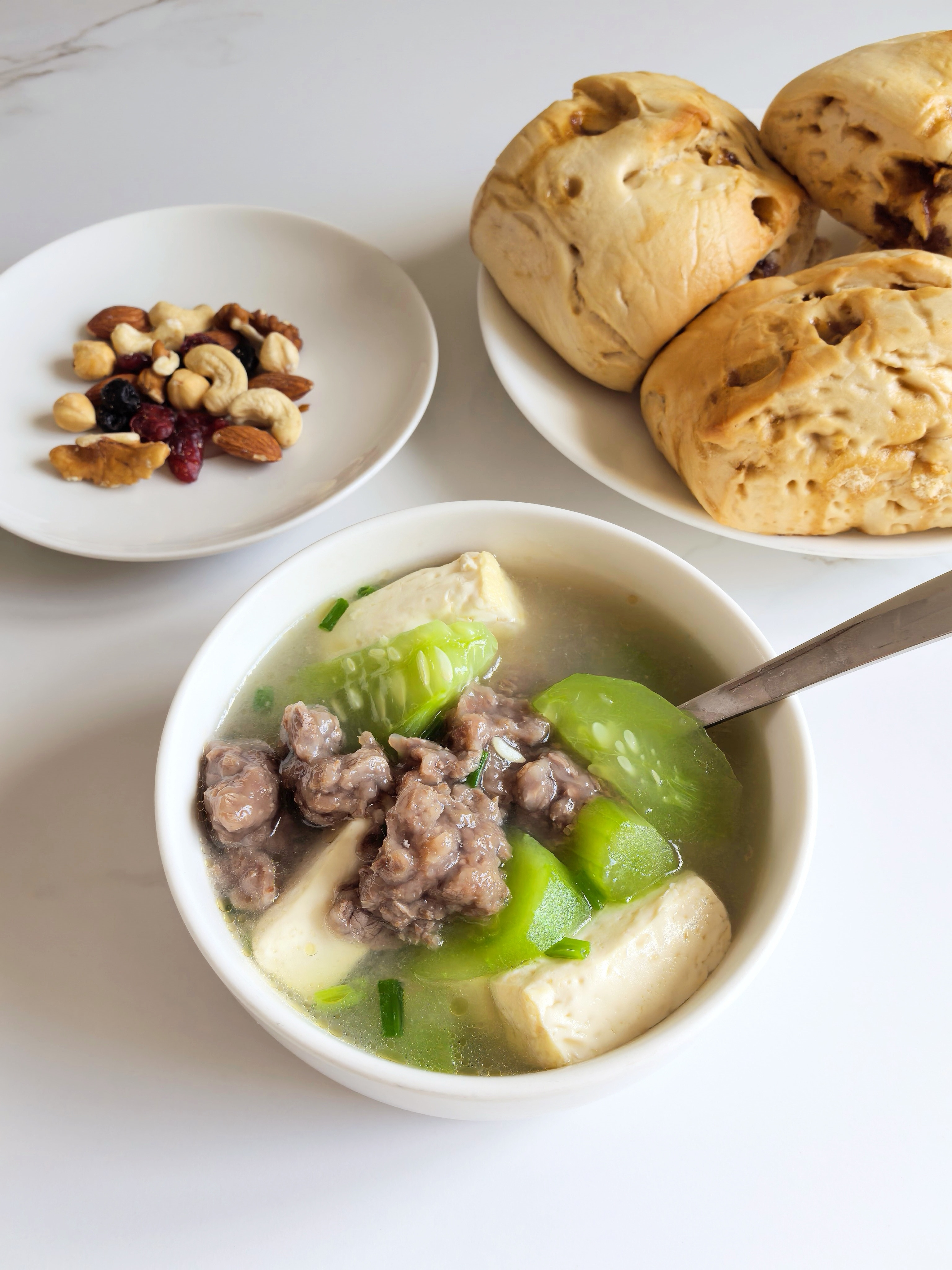 一年级小学生的早餐黄瓜豆腐牛肉羹汤+红糖馒头+坚果​​​