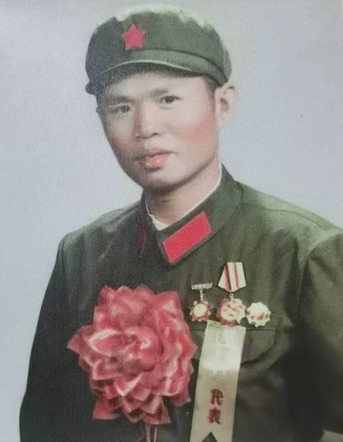 1982年，手握两枚一等功、保送军校名额在手的战斗英雄龙洪春，顶着彻底断送仕途的