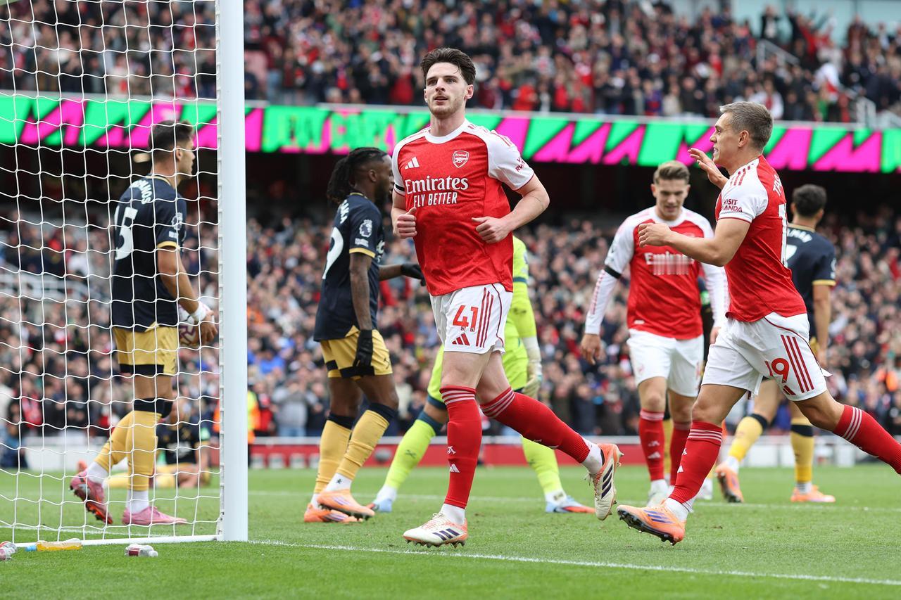 阿森纳最重要的两个人是莱斯和苏维门迪，其它位置都有两个以上主力选择，就中场这两个