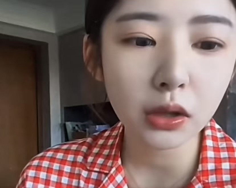 直播镜头前，黄一鸣又一次被网友的问题刺中要害：“王思聪有来看过闪闪吗？”她扯