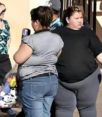 在美国，你要是看到一些体态肥胖，屁股大并且满身是肉的人，放心那大概率是穷人；而看