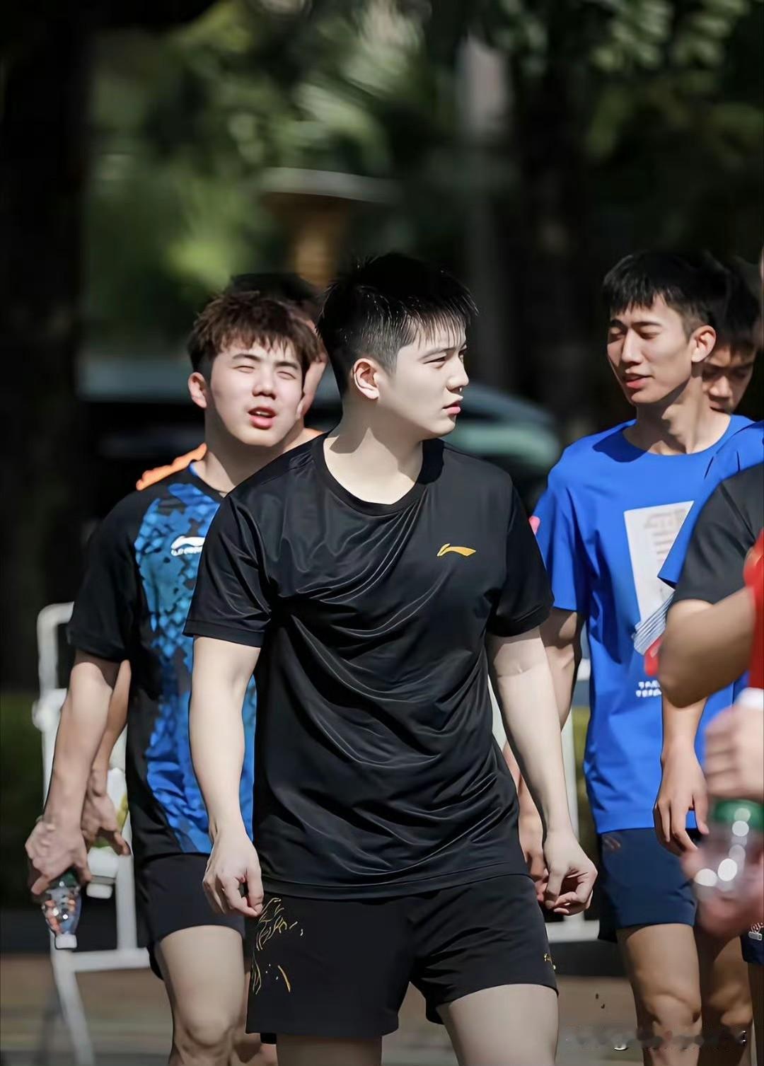 樊振东新发型火了：这“一刀切”是让理发师退休了？樊振东最新路透里的短发直接