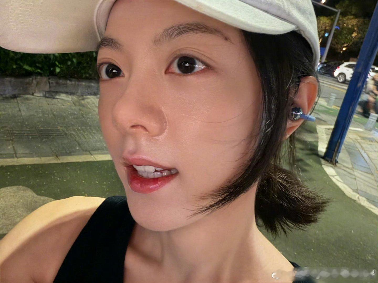 赵今麦素颜自拍，胶原蛋白满满的一张脸