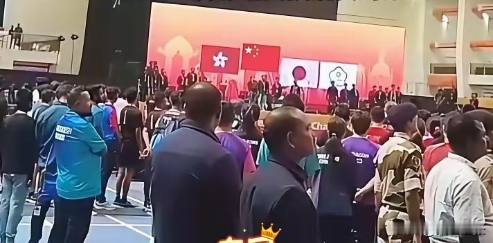 印度亚锦赛槽点众多。颁奖时采用电子国旗升旗，既无实体国旗，也无镜头展示，处理方式