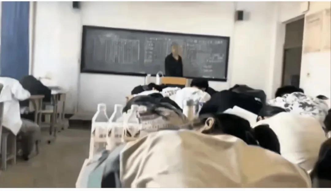 近日，一个老师上课学生睡觉的视频引起了网友的关注，上课学生趴在睡觉，究竟要不要叫