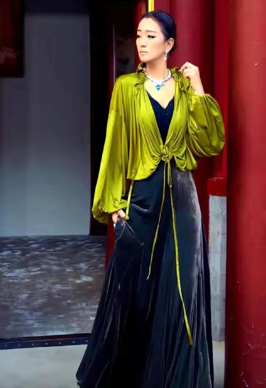 59岁巩俐现身卡地亚珠宝展，直接“秒”上热搜！墨绿绸衫配蓝宝石，皱纹未藏，气场却