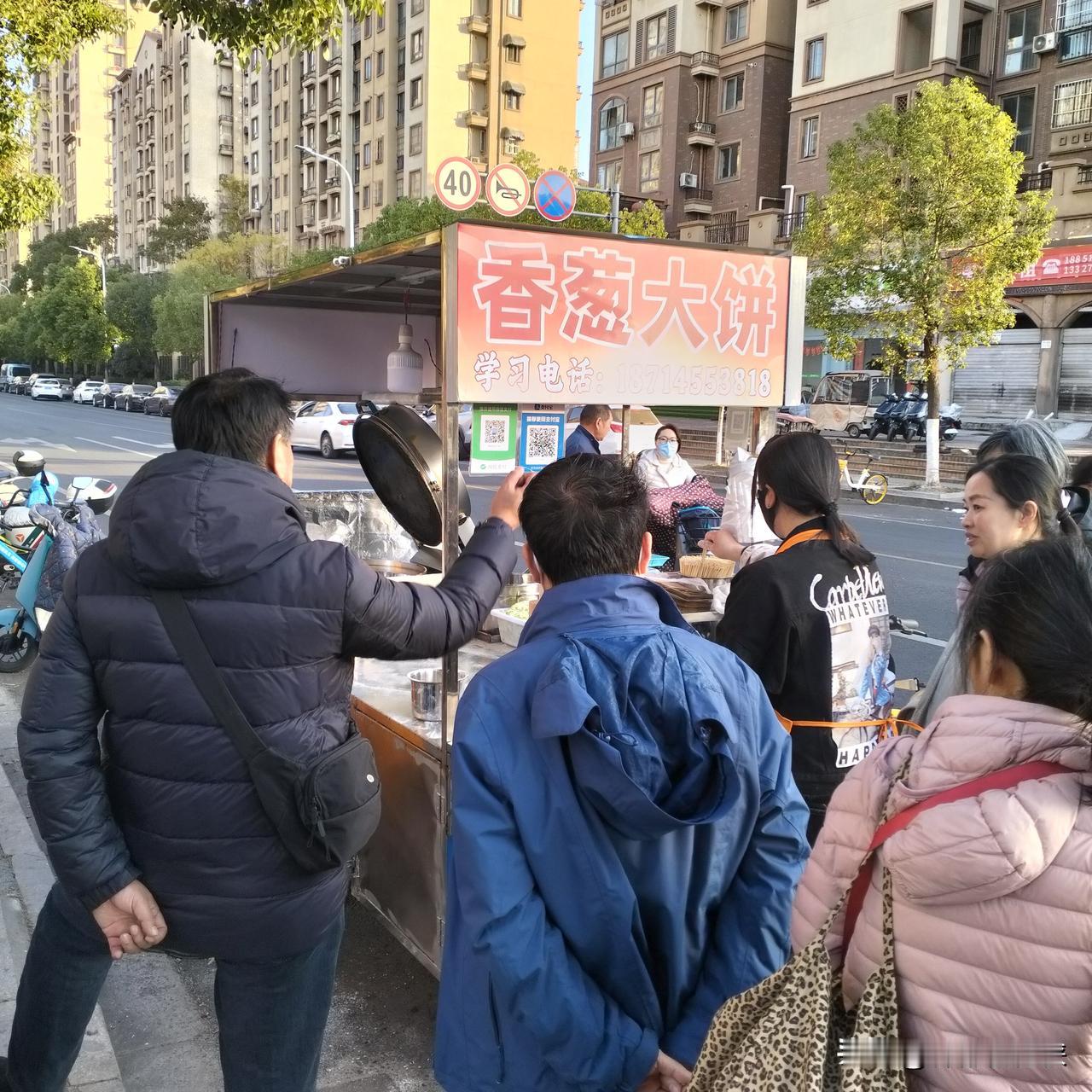 不知道从什么时候开始，南京大街小巷有了一种新鲜又常见的美食。葱油饼。饼是现烤