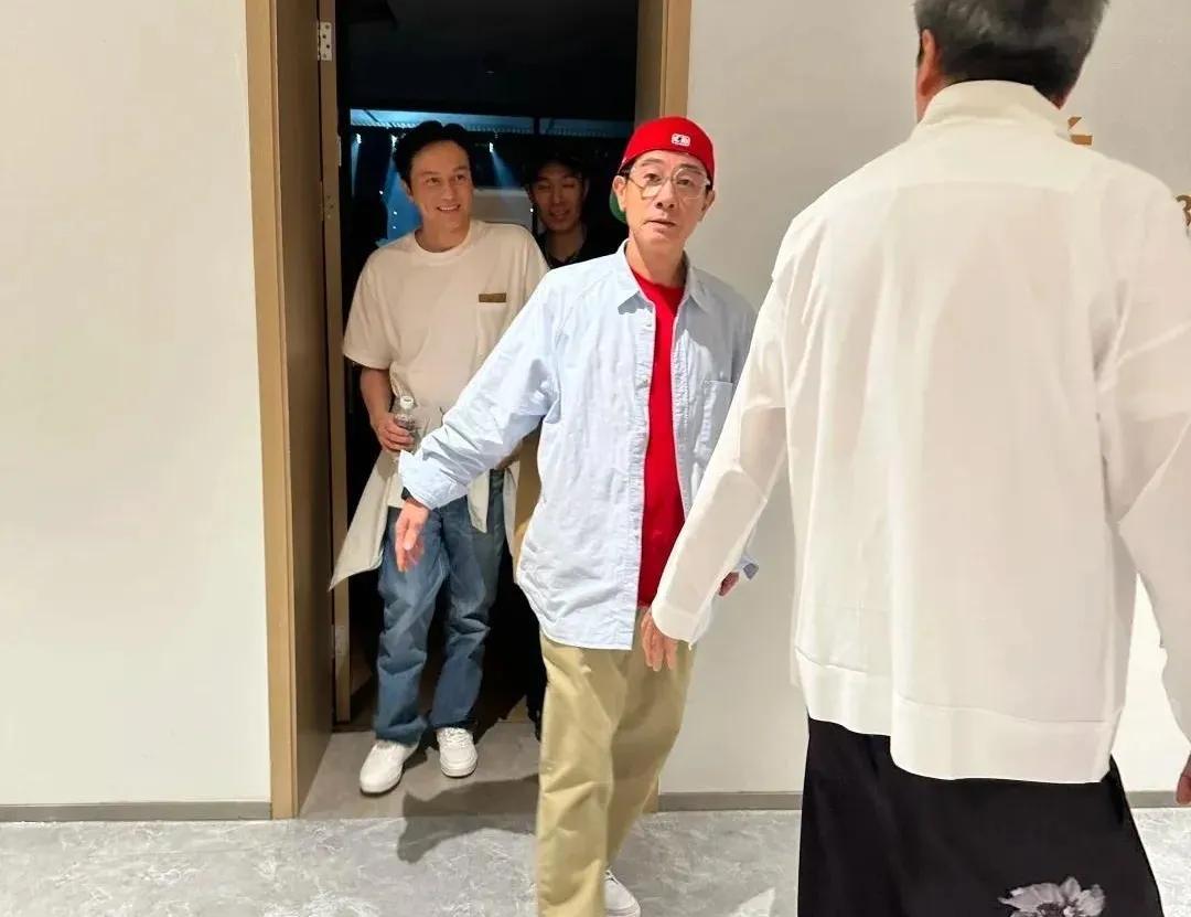 侃爷上海演唱会迟到40多分钟，据说是堵车了！离了个大谱，为什么他还是一如既往的抽