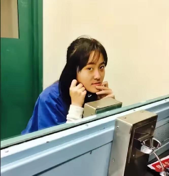 2016年，洛杉矶波莫纳法院，法警把翟芸瑶从地上架起来时，她两条腿软得像面条，鼻
