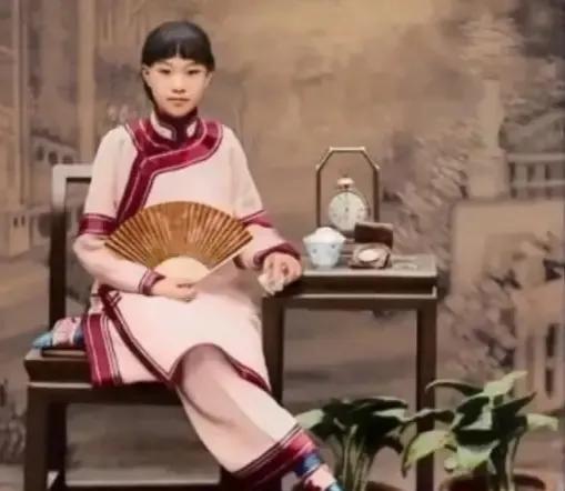 晚清名妓杨翠喜身价高达12000金。有一天，她低着头轻声问李叔同：“你怎么从来不