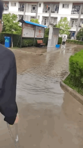 小伙子怎么受伤的我不知道，但是看他那样子，估计没有那么快好哦。