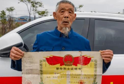 1979年，四川一农民得知自己的儿子在战场上壮烈牺牲，悲痛不已，谁料，当他打开烈