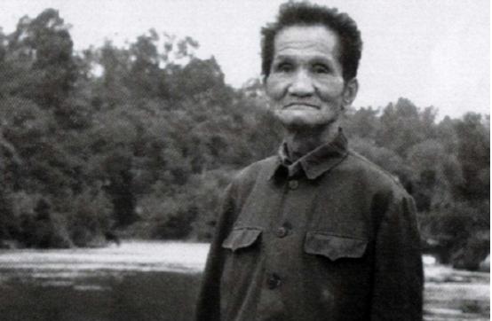 1947年，已成为解放区的山东一村子来了个特殊的乞丐，他拒绝所有村民的施舍，径直