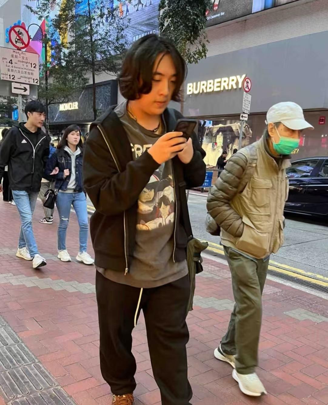 吴费曼再次冲上热搜，不过这次不是因为他的爸爸吴镇宇，也不是因为他的幽默发言，而是
