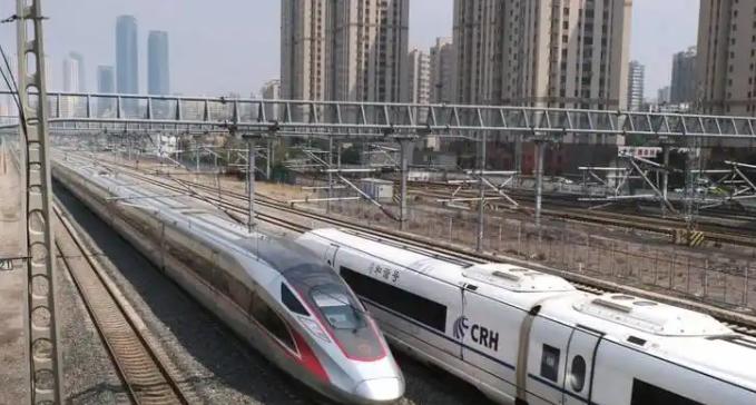 嫌弃中国却被日德劝退？亲测中国高铁后，越南终于低头认清现实！越南总统苏林，坐