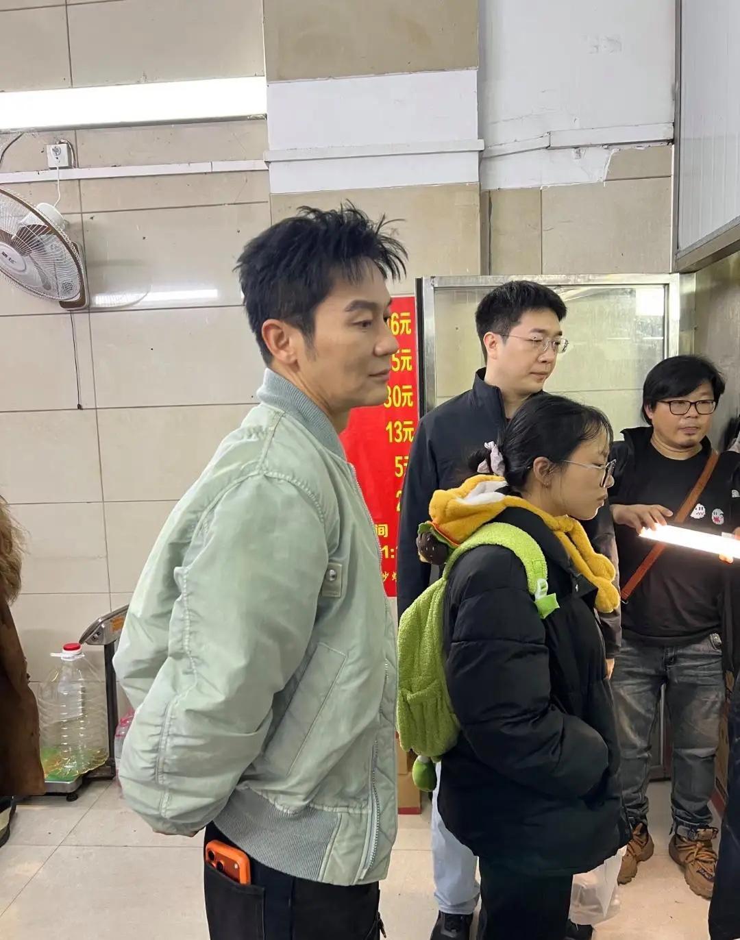 我相信李晨是想和普通人贴贴！没想到，他这波又整了个大的！柳州街头的螺蛳粉店前
