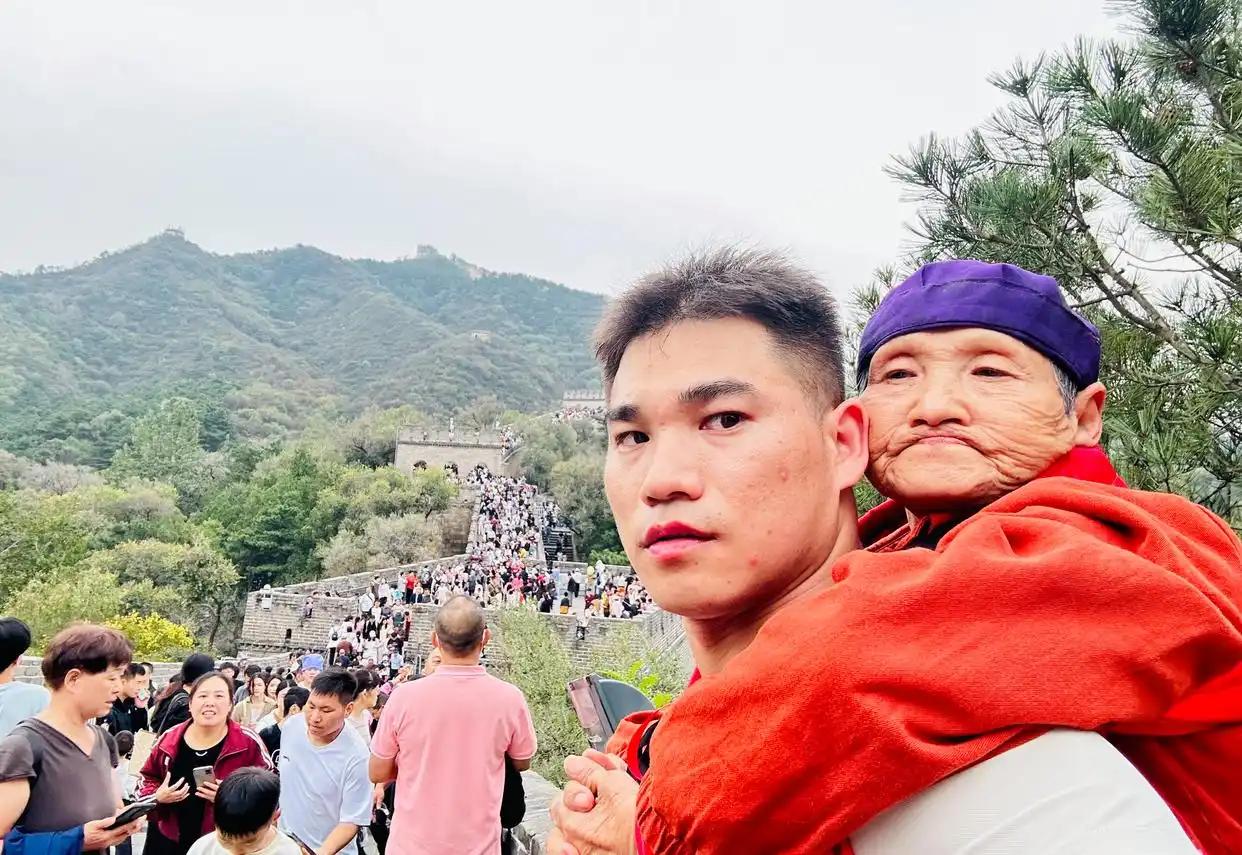 【28岁四川小伙辞工背母登长城：你养我小，我背你老！】🏔️一段背母登长城的