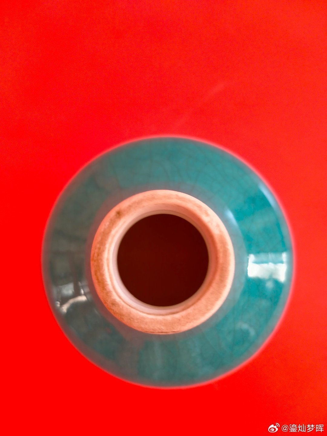 每周鉴赏收藏精品之孔雀蓝水盂中国古代瓷器中，孔雀蓝色是稀少和贵重