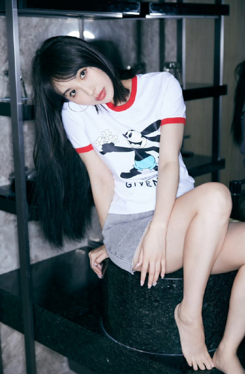 李菲儿甜美私服，白T恤小脚丫