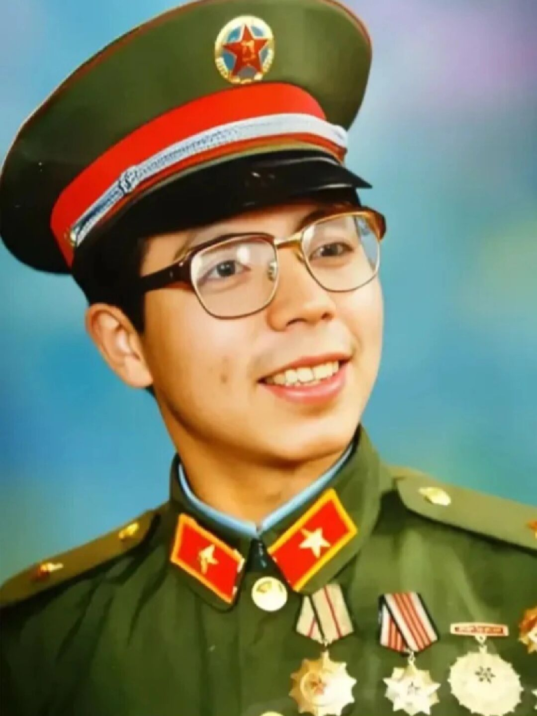 1984年，老山战役中，孤胆英雄陈洪远摔落山崖和部队失去了联系，不料竟发现了敌人