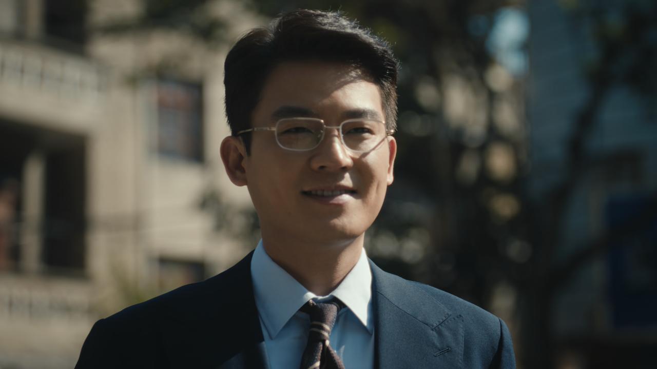 《交锋》林看山回来了。林看山回来的第一件事情，就是继续雇佣金丽娜做自己的秘书