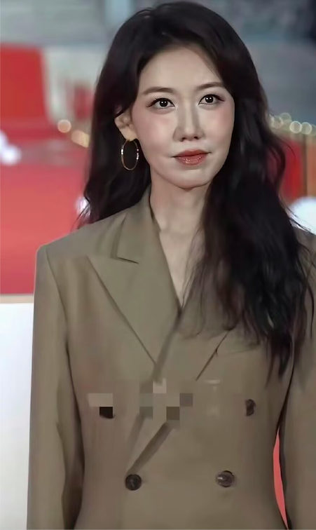 果然女明星们只要事业一上去都会选择整容。当年被誉为翻版高圆圆的高露事业发展一