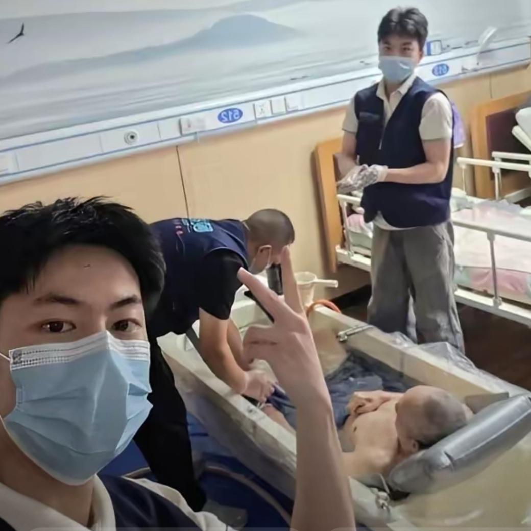 “太意外了！”浙江杭州，一名小伙原本在医院当护士，如果继续干能够月薪过万，但他反