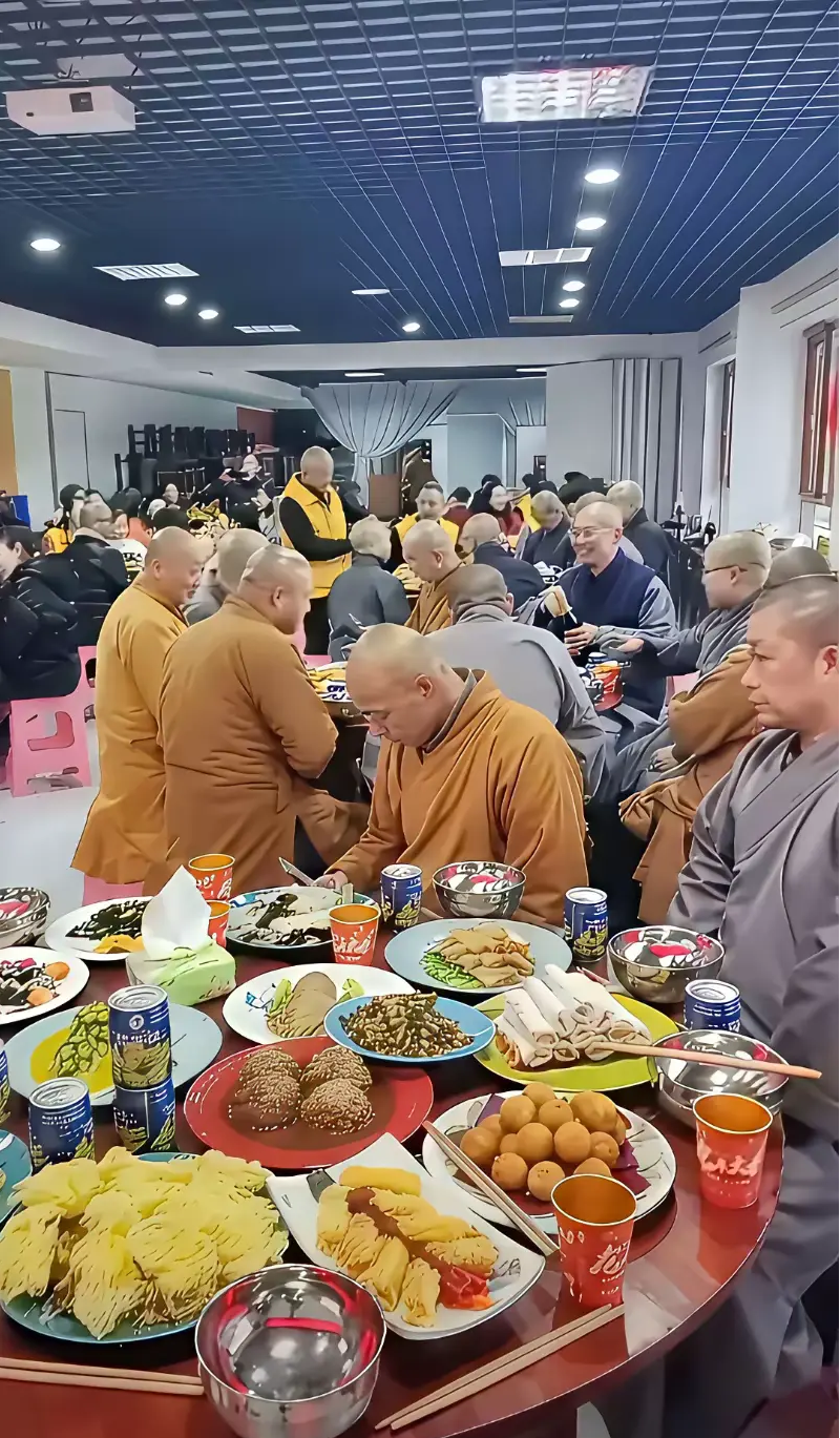 和尚们吃得很丰盛啊，桌上有些菜，我是闻所未闻见所未见啊，孤陋寡闻，让这些出家人见