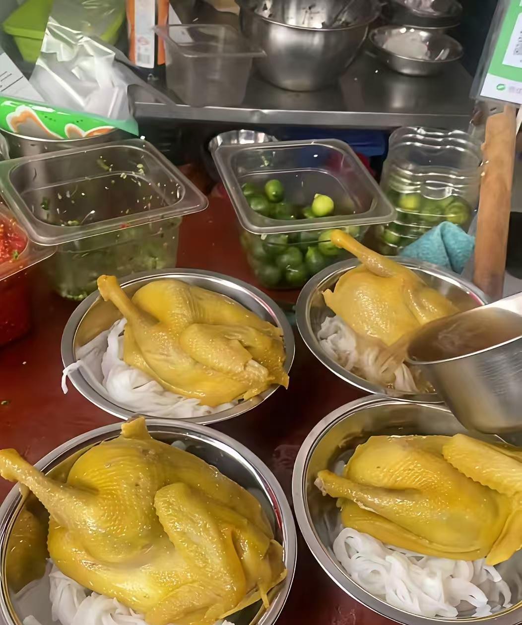 广西南宁15块钱一碗粉+半只鸡，每天600份供不应求，看鸡皮，绝对有二百天以上了