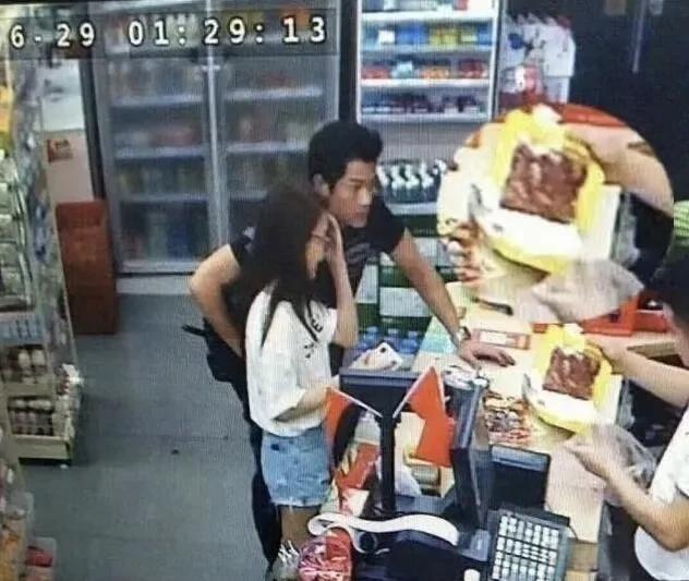 郭富城对老婆方媛，真是打心底里的宠爱啊还记得2018年，郭富城随老婆方媛回安徽老