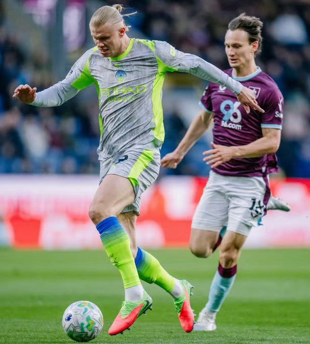 1:0！射门27:9，英超争冠焦点对决，曼城客场1:0击败伯恩利，凭借进球数优势