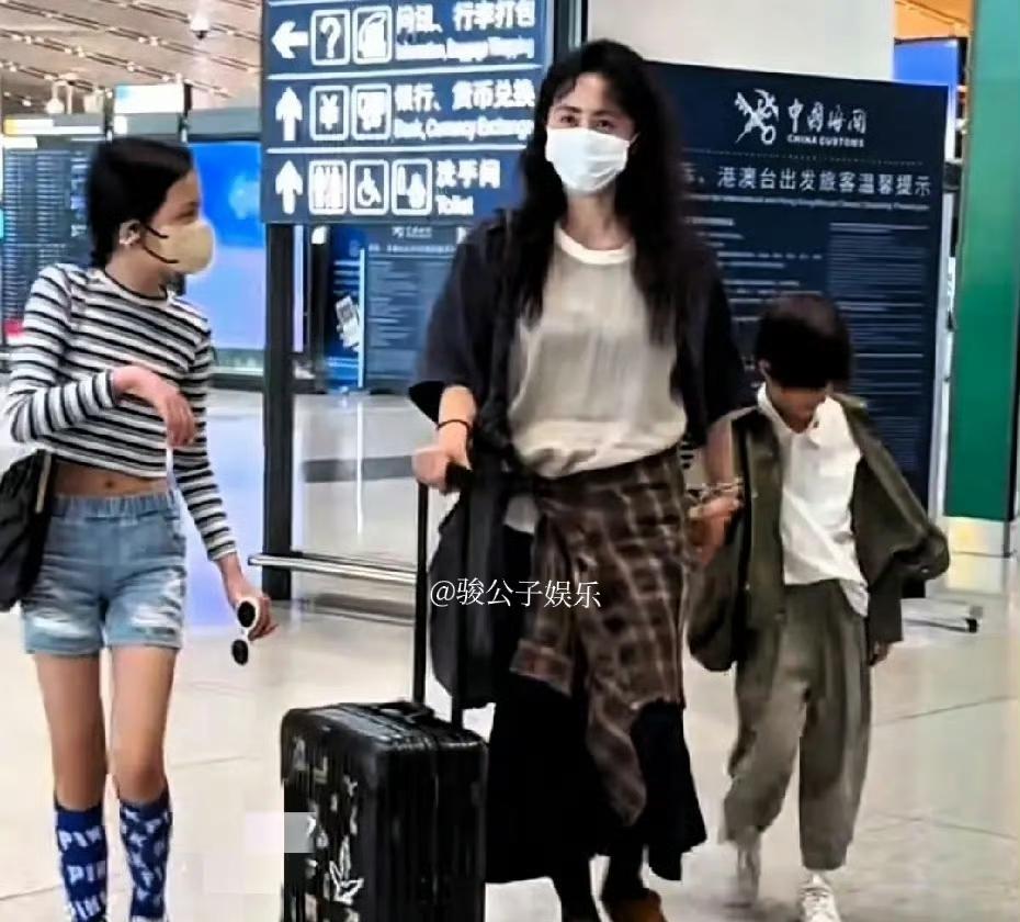 黄磊与孙莉携儿女现身机场，11岁的小女儿多妹个子高挑，戴着口罩也难掩出众气质，将