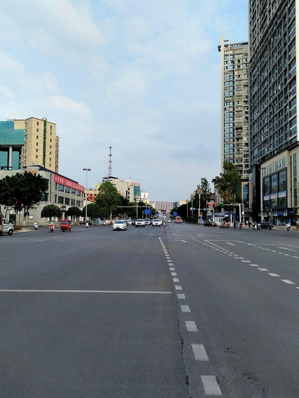 他，56岁。离正式退休还有7年。班，是不用上了。今天街上碰见的，我前单位的