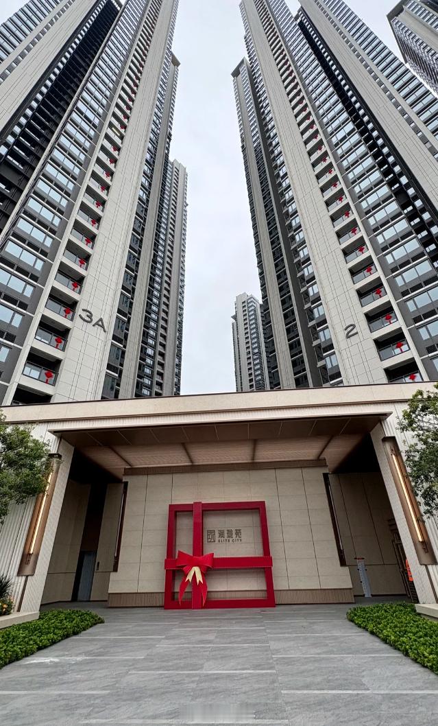 深圳光明润宏苑2700套人才房交房了，单价2.4万，48层，4梯8户，10年后才