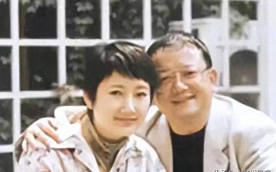 王刚喝醉了，一把拉开出租车门，摇摇晃晃就要往桥下跳。成方圆死死拽住他，两个人就那