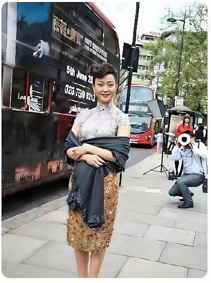 冬日生活打卡季人们拍到了在国外街头的宋祖英，依然美丽如初…