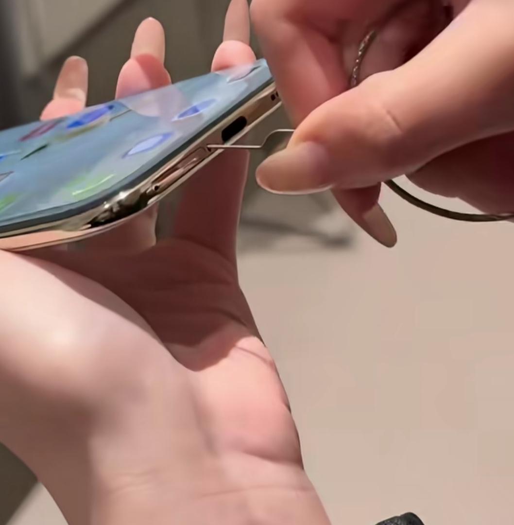 刚买的手机，结果犯了个大错，在装手机卡的时候，选错了孔！别问我是怎么确定的，