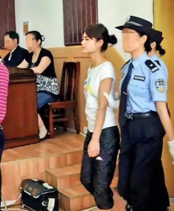 2009年，一张法庭上的照片火遍网络，这是“烈女”邓玉娇法庭受审的照片，她面容清