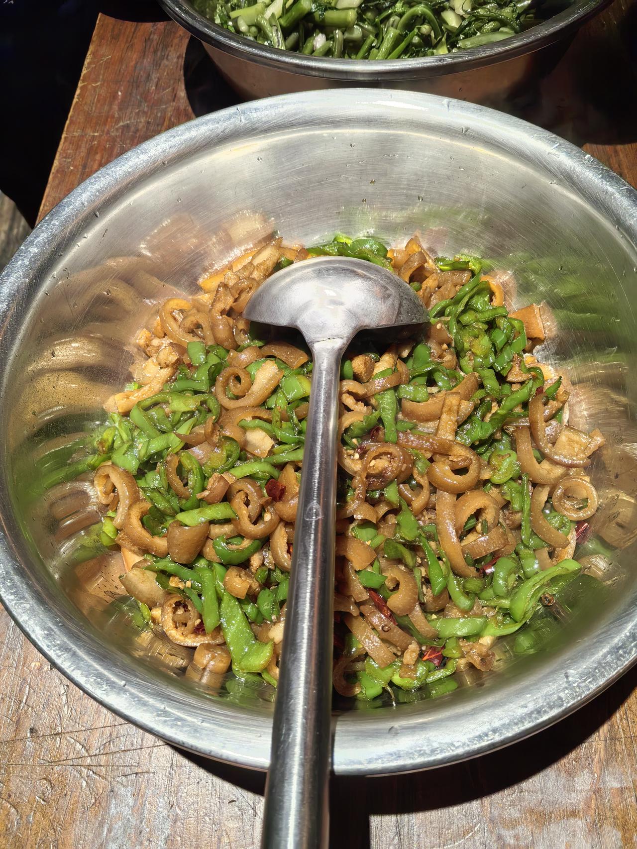 结束一天的忙碌，和后厨兄弟们围坐在一起，这份工作餐没有精致摆盘，却满是实在的香。