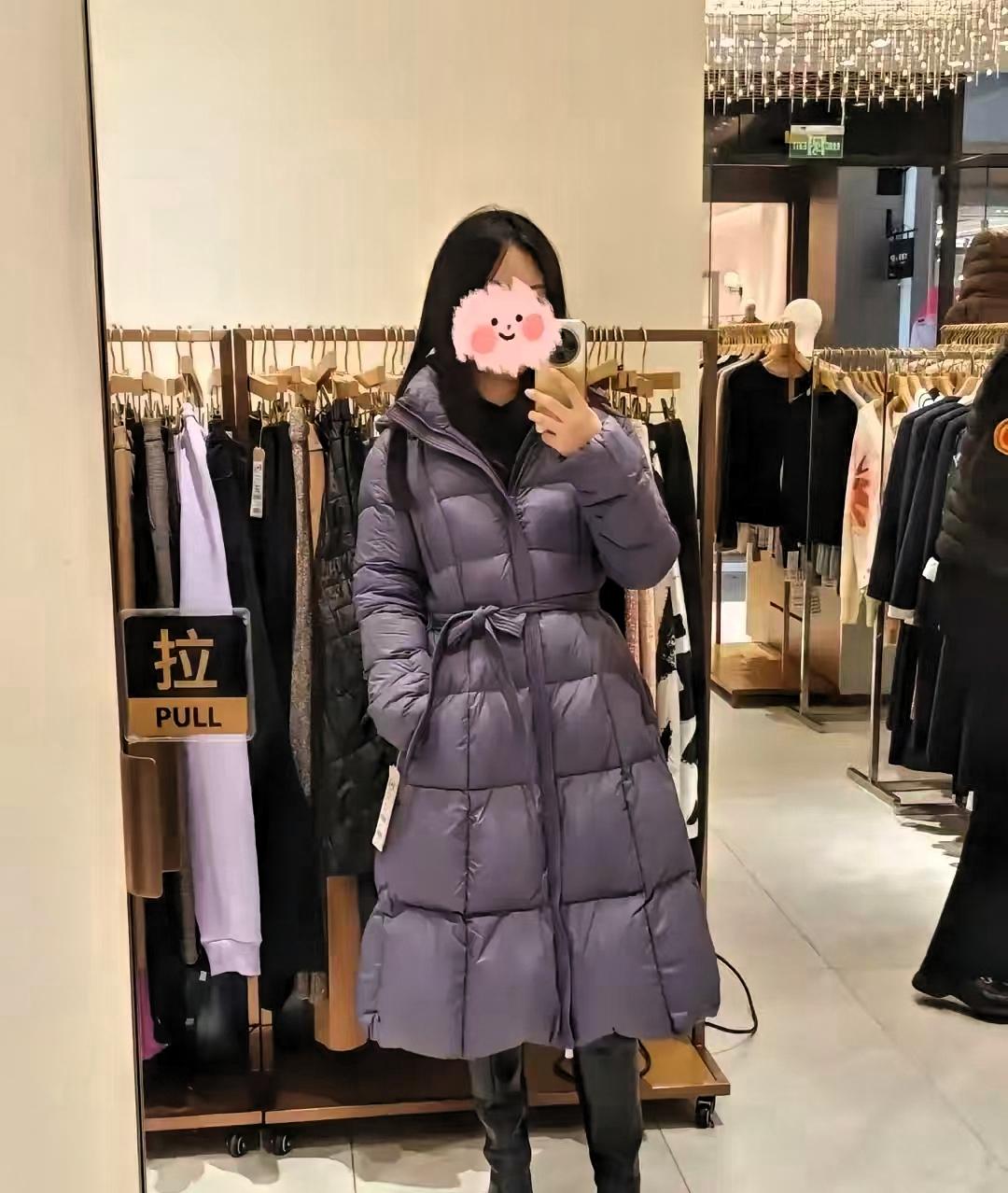 一顾客在商场试穿羽绒服，被店员一句“你穿了也买不起”当场怼懵。面对店员的嘲讽