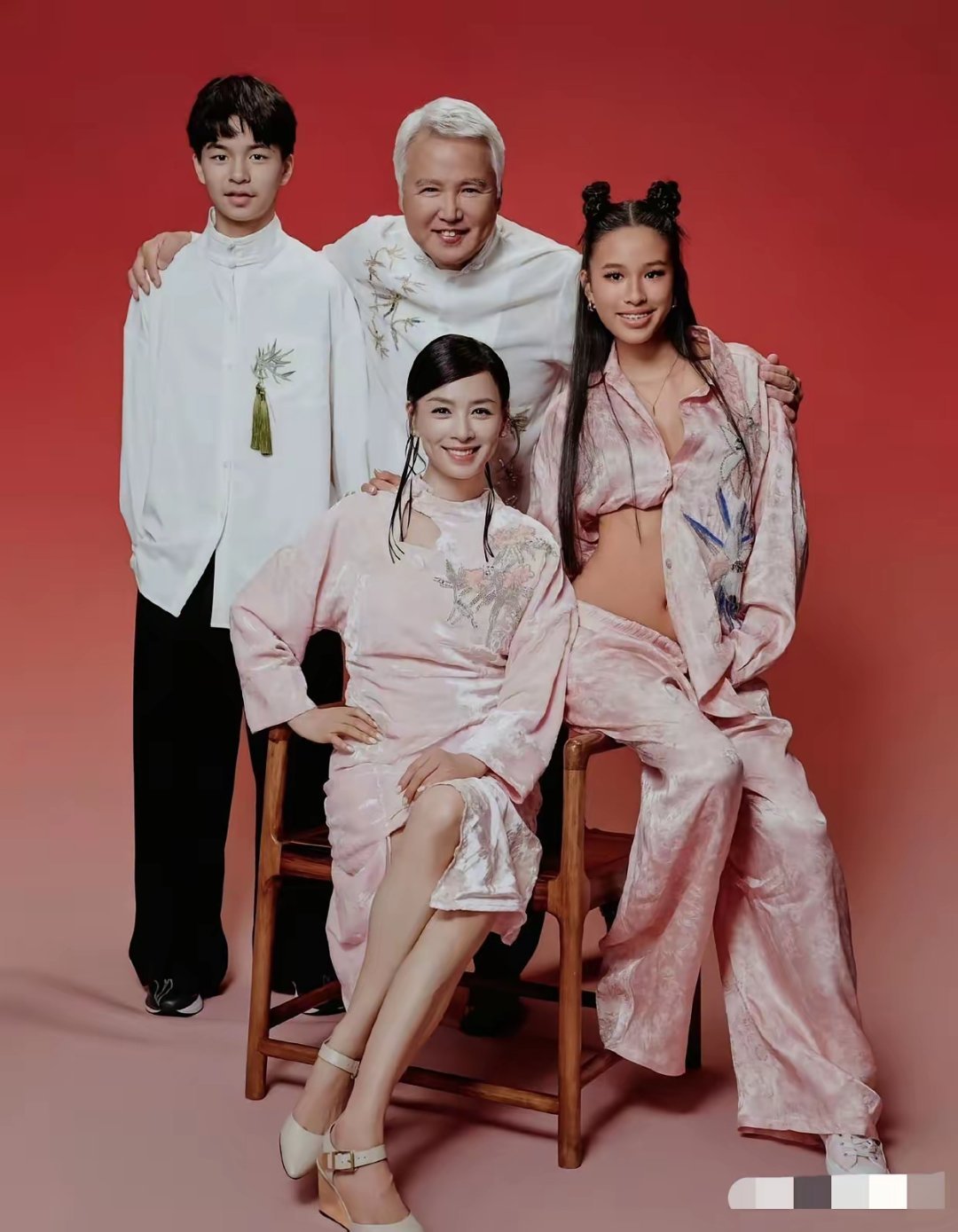 张庭晒出全家福，15岁的女儿林希瞳成了绝对焦点。她以露腰装搭配丸子头演绎新中式，